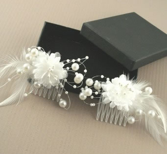 White Small Combs with Feathers and Pearls